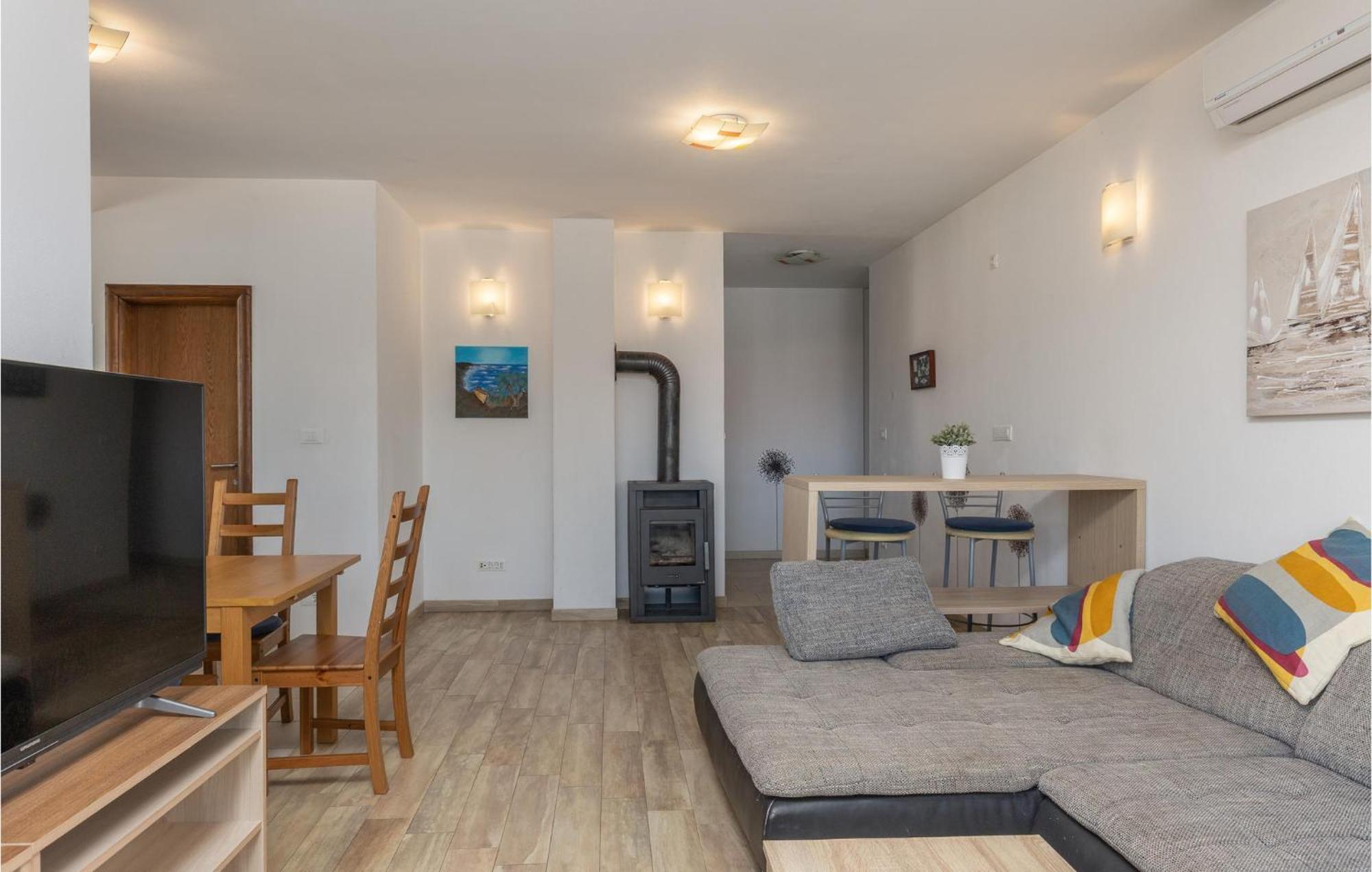 Amazing Apartment In Njivice With Kitchen Экстерьер фото